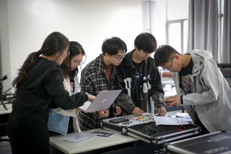 圖2備選 云影智鳶——全球微型高精度自適應(yīng)仿生撲翼飛行器領(lǐng)航者.png